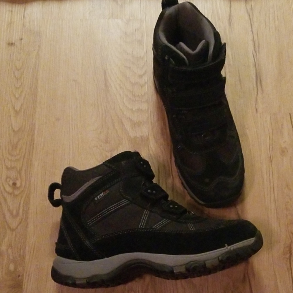 LL Bean Waterproof Snow Sneaker - Men's Size 7.5W